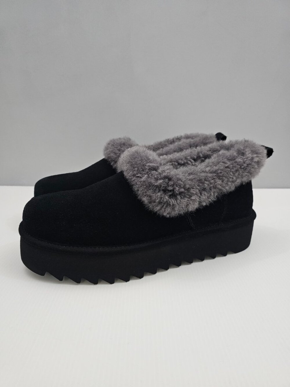 UGG Nita Platform Cozy Slippers Womens 10 Black Suede Gray Sheepskin Slip On NEW